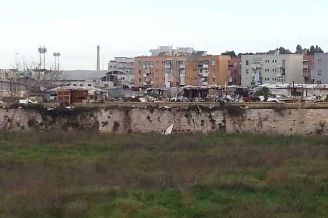 Bari, il campo rom del canalone: tra case di cartone, roulotte e rifiuti