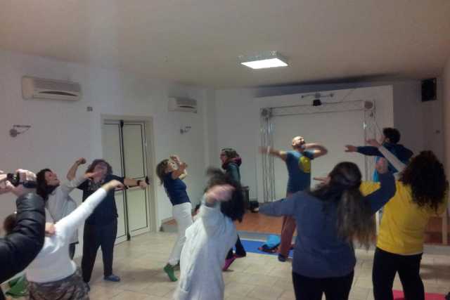 Lo yoga della risata, ridere a crepapelle ''spintaneamente'': video