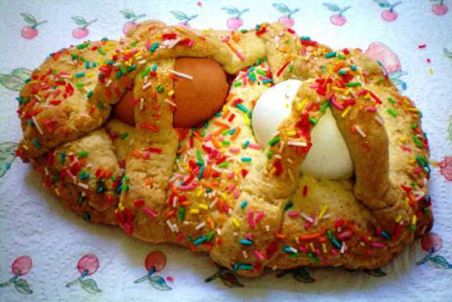 A Pasqua c'� la "scarcella", il dolce tradizionale di Bari: �Ma in pochi la comprano�