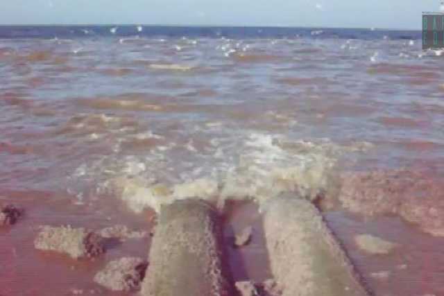 "La bocca del diavolo", misteriosa fogna che sversa a Torre Quetta: video