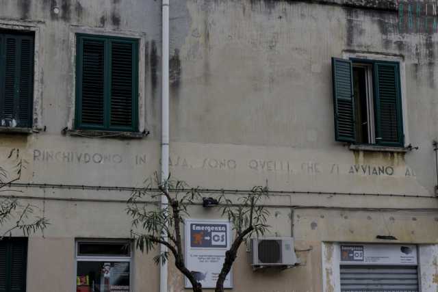 Quando i muri parlano: su una casa di Bari resiste una scritta del Ventennio fascista