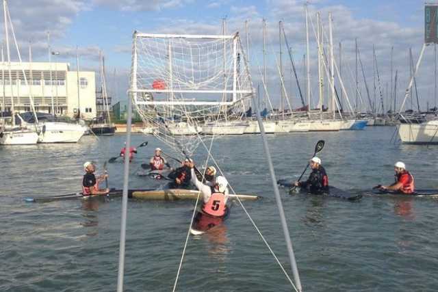 Gol e pagaiate, � la "canoa polo": quando la pallanuoto incontra il kayak