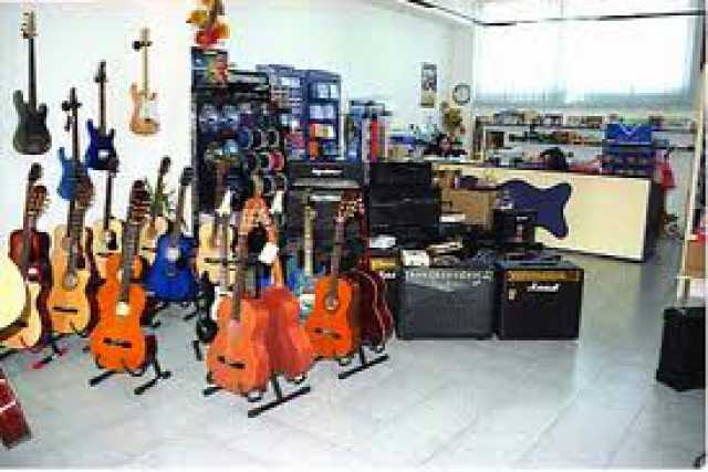 A Bari 7 negozi di strumenti musicali, �ma ormai si acquista sul web�