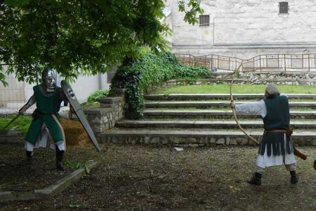 A Bitonto si tira con l'arco storico: armi, vestiti e modalit� "medievale"