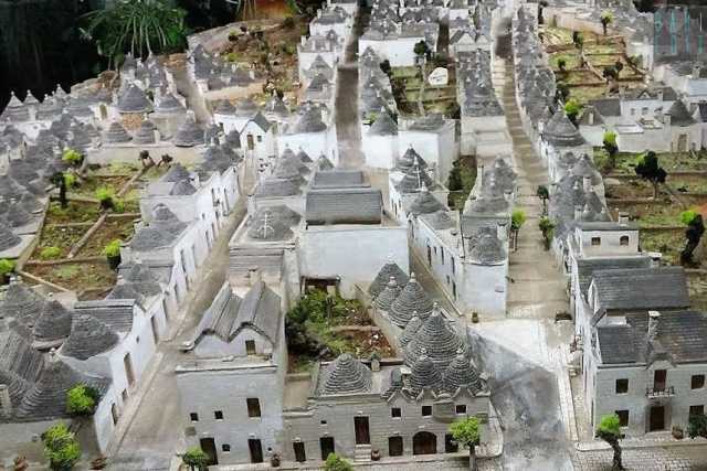 Alberobello, l'arte dei trulli in miniatura: �Ma la concorrenza cinese � spietata�