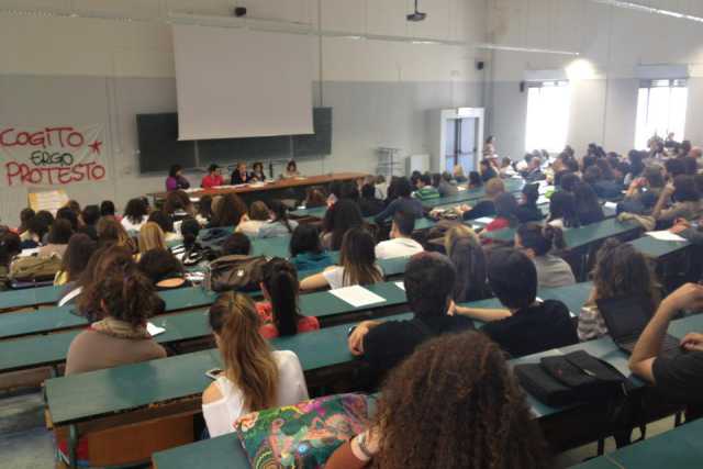 Lettere, gli studenti aspettano da mesi: ignote le date degli appelli