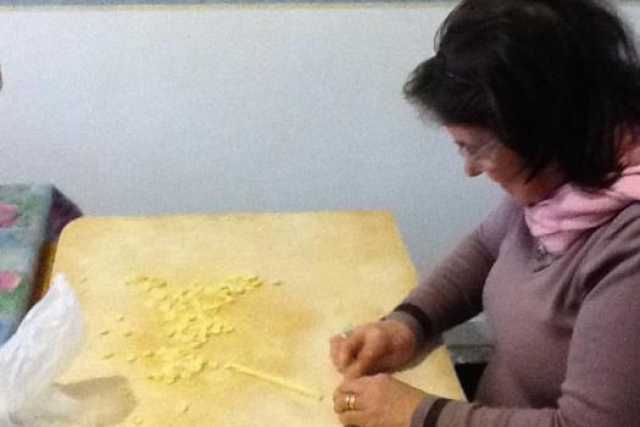 Orecchiette: le baresi usano il coltello, le ''paesane'' il pollice