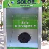 L'apertura nella quale riporre le bottiglie di plastica contenenti olio usato
