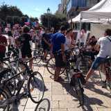 Ciclisti in attesa della targatura del proprio mezzo