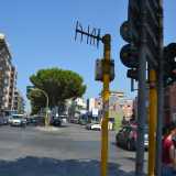 La misteriosa antenna, apparentemente funzionante, che sorge nel mezzo dello spartitraffico dell'incrocio tra via Papa Giovanni XXIII e viale Orazio Flacco
