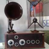 Radio detta "EXCELLENT", del 1925. Uno dei pi� antichi apparecchi. Un modello autocostruito in un mobiletto non particolarmente rifinito, con un altoparlante esterno e un'antenna a telaio "Marelli".