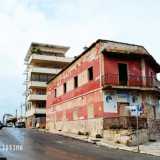Un bellissimo edificio abbandonato all'angolo tra Lungomare Starita e via Tripoli, nel quartiere San Cataldo (Marconi) 