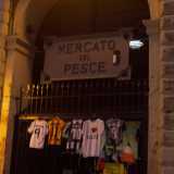 Il vecchio mercato del pesce di piazza Ferrarese che oggi ospita altri tipi di attivit� commerciale