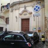 Foto 01a: San Michele Arcangelo, il sagrato come parcheggio abusivo