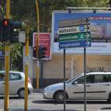 La strana antenna � accanto al semaforo. Sullo sfondo, all'angolo opposto, il gabbiotto dei vigili urbani