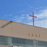 La grande croce e la scritta: Chiesa Evangelica Cinese in Italia
