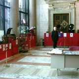 La mostra del 2004 nel colonnato del Palazzo della Provincia