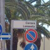 L'indicazione all'inizio della strada riporta "Carrara Lamaveta"...