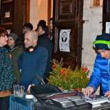 Il dj prepara i brani da ascoltare