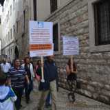 Il corteo per i vicoli della citt� vecchia