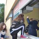 Dall'interno aprono la finestra. Si entra