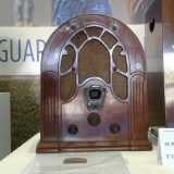 Radio "SILVERTONE" modello 330, del 1933. Costruita dalla Rca, Radio Corporation America esclusivamente per la Francia, con altoparlante elettrodinamico a scala numerica. Veniva chiamata radio a cupoletta o a cattedrale per la forma simile alla facciata di una chiesa