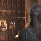 Una giovane prega davanti all'icona del Cristo Pantocratore: � rilevante l'importanza di questo tipo di raffigurazioni nella tradizione bizantina