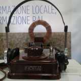 Radio galena "NORA" del 1932-33. Funzionava tramite detector a cristallo di galena a reazione. Caratteristica l'antenna esterna a nido d'ape. L'ascolto poteva avvenire solo tramite cuffia