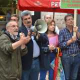 Michele Fanelli e Arturo Cucciolla parlano al gruppo dei manifestanti 