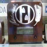 Radio rurale "MAGNETI MARELLI", tipo 51, del 1934-35. Destinata alla comunit� contadina, queste radio vennero distribuite o vendute dal partito nazionale fascista per la diffusione popolare. Il regime interpell� le ditte costruttrici dell'epoca per far costruire degli apparecchi autarchici a costi minimi. Insieme alla radio rurale fu costruita e diffusa la famosissima radio "BALILLA" distribuita nelle scuole, in particolare nei luoghi sprovvisti da insegnanti per impartire lezioni a distanza. La radio BALILLA veniva venduta al modico prezzo di 430 Lire, pagabili in 18 rate mensili