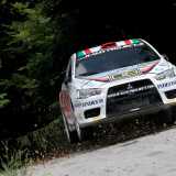 La leggerezza delle macchine da rally fa s� che si sollevino dall'asfalto