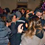 Alcuni ragazzi ballano e ascoltano la musica che preferiscono