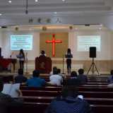 Tre ragazze intonano canti religiosi
