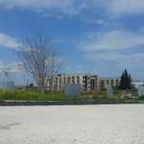 Non c'� bisogno di scavalcare il cancello. Dal lato di fronte allo ShowVille, Mungivacca, la recinzione � divelta
