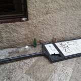 Foto 07b: Cartello didascalico divelto e abbandonato al margine della piazza dei gesuiti