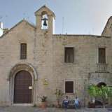 La facciata della chiesa di San Giovanni Crisostomo situata in Arco San Giovanni 1, a due passi dal Castello svevo (foto di Ilaria Milella)