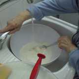 La signora Liliana impasta la farina con acqua corrente