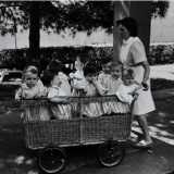 Foto di Gianni Berengo Gardin del 1969 tratta da Olivetti Pozzuoli