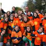 Il gruppo di bambini vestiti da sole 
