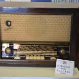Radio " VEGA", modello F 113, del 1957 con funzionamento a tastiera per la selezione delle frequenze. Questa radio, munita anche di F.M,  malgrado il suo funzionamento a valvola, � stata in vendita fino al 1980