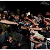 I mercenari che contrastano l'assalto degli zombie