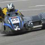 L'esperto genovese di sidecar da corsa Fabio Dagnino durante una gara. Qui � possibile vedere il movimento del passeggero in curva