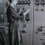 Un tecnico a lavoro nel centro radio trasmittente di Ceglie del Campo nel 1943
