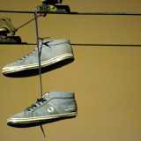 Le scarpe appese alle spalle del liceo Bianchi Dottula viste da vicino