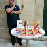 Gianluca mentre presenta alcuni libri