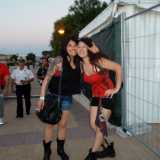 Cristina e Claudia, due ragazze metallare prima di un concerto (foto di Francesco Ferri)