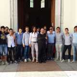 Marina con il parroco del borgo collinare di Rufoli don Michele Alfano, i ragazzi della squadra del San Michele Rufoli e alcuni ragazzi della parrocchia all'esterno della chiesa
