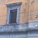 Via Melo: le paia di scarpe appese nei pressi del liceo Scacchi sono ognuna di un colore differente