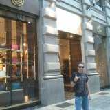 Con un look trasandato, prima di entrare nel negozio di Gucci