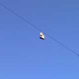 Scarpe bianche appese in via Capruzzi